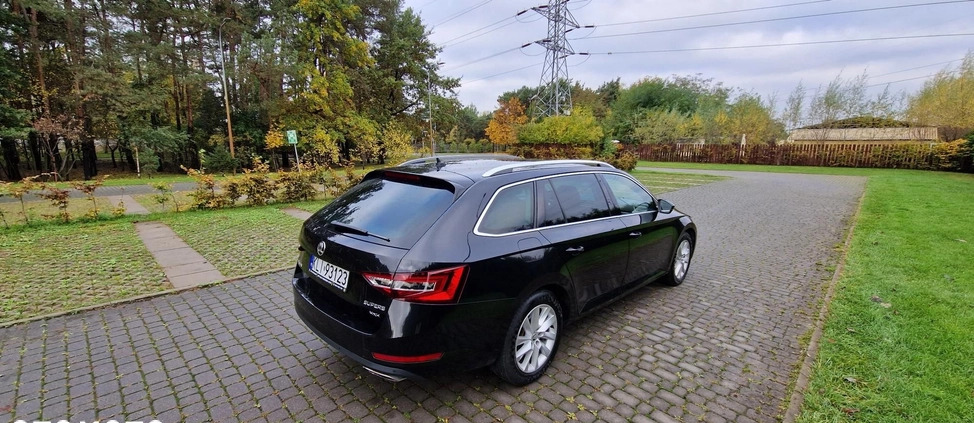 Skoda Superb cena 89800 przebieg: 144000, rok produkcji 2017 z Warszawa małe 742
